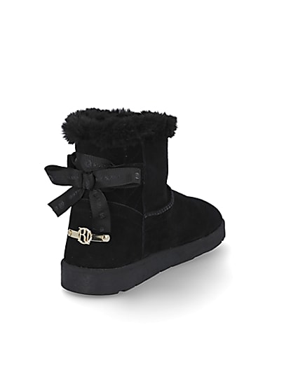 360 degree animation of product Black quilted fur lined RI boots frame-11