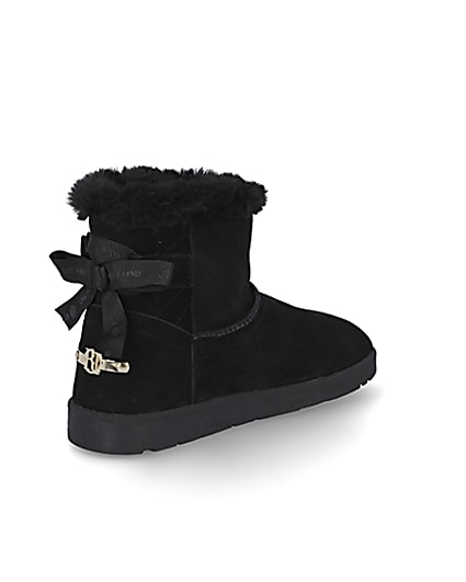 360 degree animation of product Black quilted fur lined RI boots frame-12