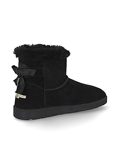 360 degree animation of product Black quilted fur lined RI boots frame-13