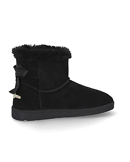 360 degree animation of product Black quilted fur lined RI boots frame-14
