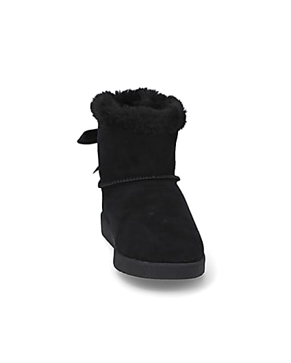 360 degree animation of product Black quilted fur lined RI boots frame-20
