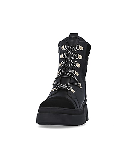 360 degree animation of product Black quilted hiker boots frame-22
