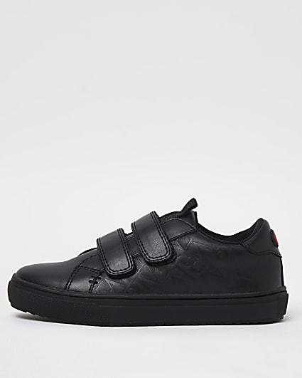 black pull on trainers