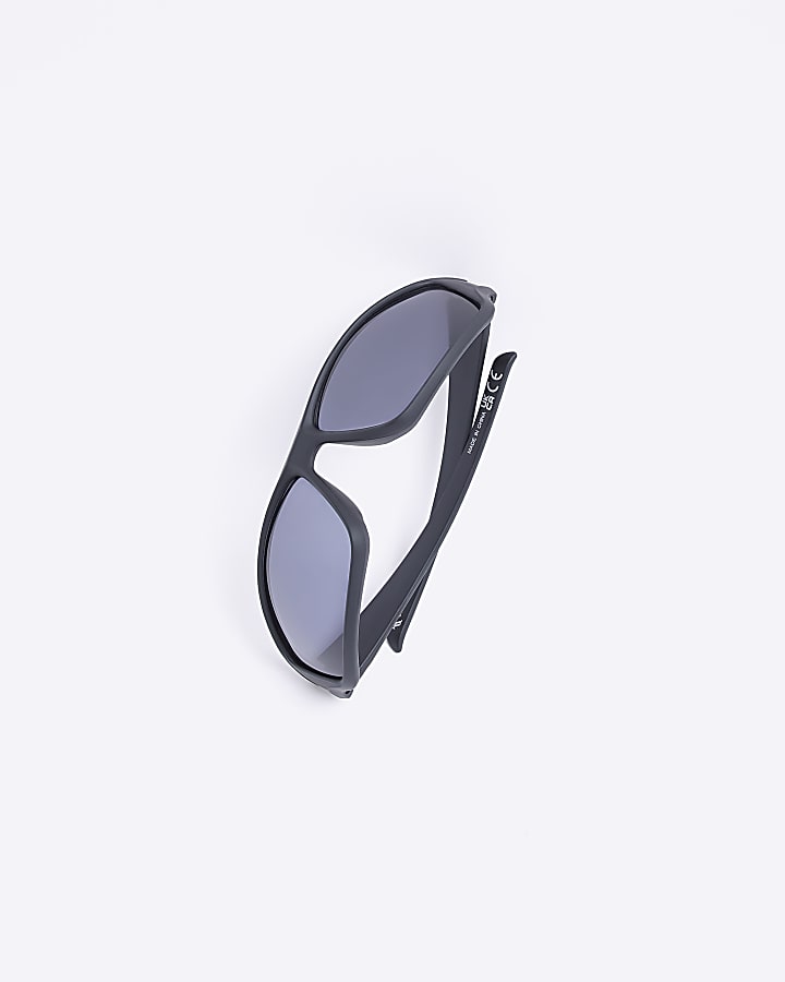 Black rubber frame visor sunglasses