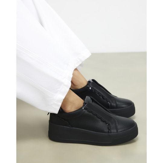 River Island Black Scallop Flatform Trainers