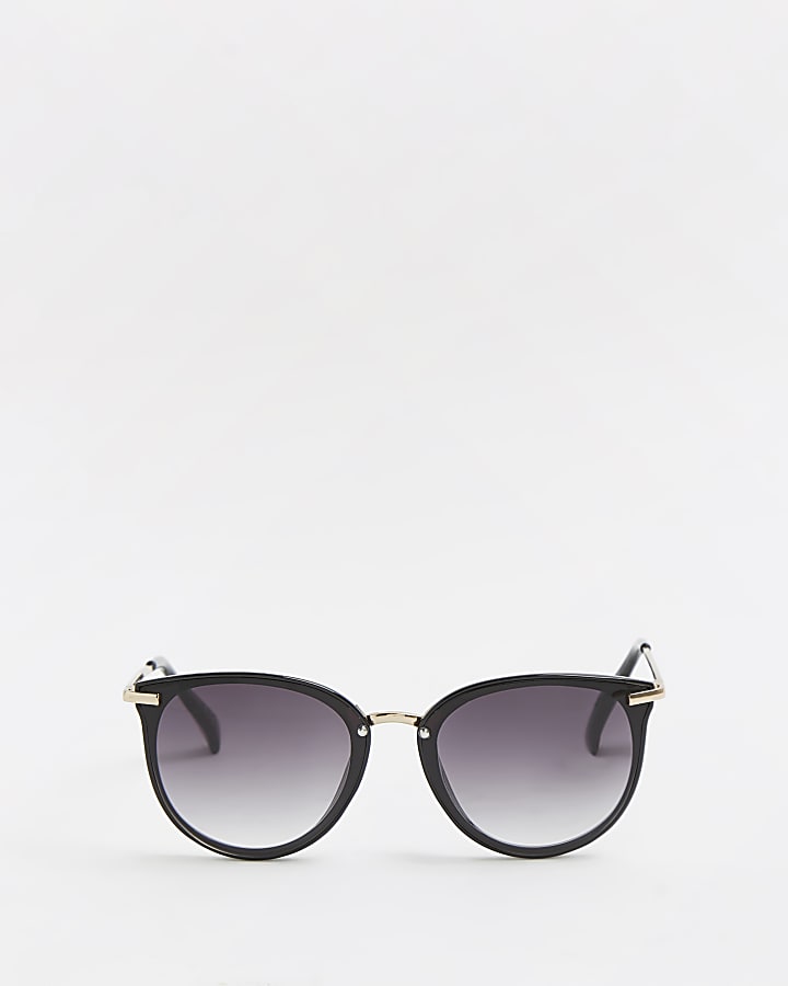 Black smoked lens sunglasses