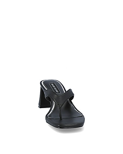 360 degree animation of product Black toe thong block heel sandals frame-20