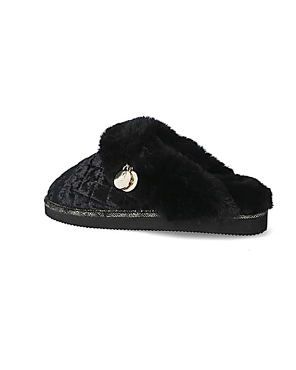 360 degree animation of product Black velted quilted faux fur mule slippers frame-1