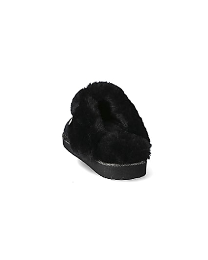 360 degree animation of product Black velted quilted faux fur mule slippers frame-5