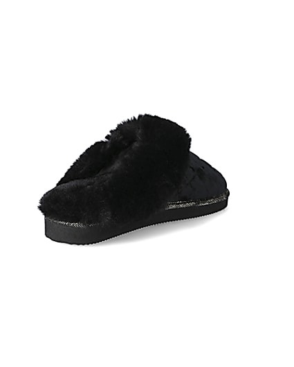 360 degree animation of product Black velted quilted faux fur mule slippers frame-9