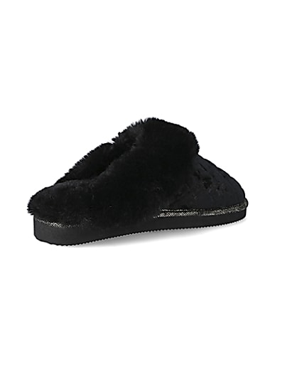 360 degree animation of product Black velted quilted faux fur mule slippers frame-10