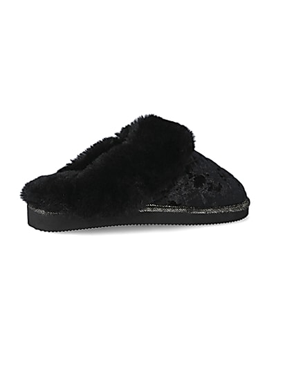 360 degree animation of product Black velted quilted faux fur mule slippers frame-11