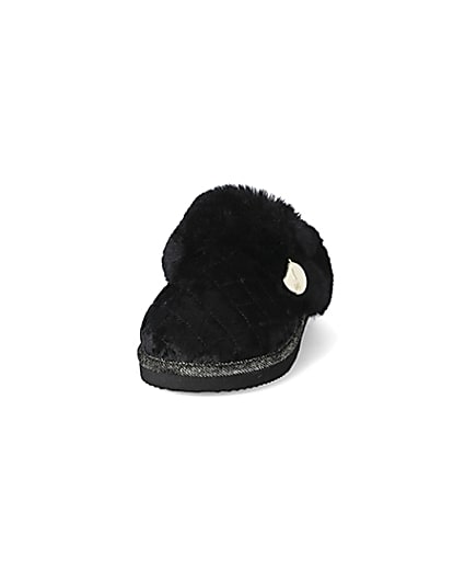 360 degree animation of product Black velted quilted faux fur mule slippers frame-19