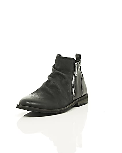 360 degree animation of product Boys black leather zip side chelsea boots frame-1