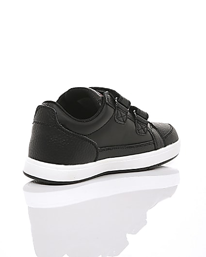 360 degree animation of product Boys black Levi’s velcro low top trainers frame-13