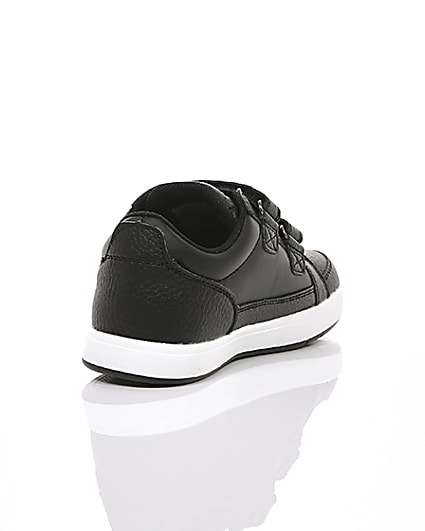 360 degree animation of product Boys black Levi’s velcro low top trainers frame-14