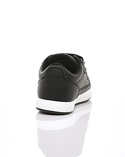 360 degree animation of product Boys black Levi’s velcro low top trainers frame-15