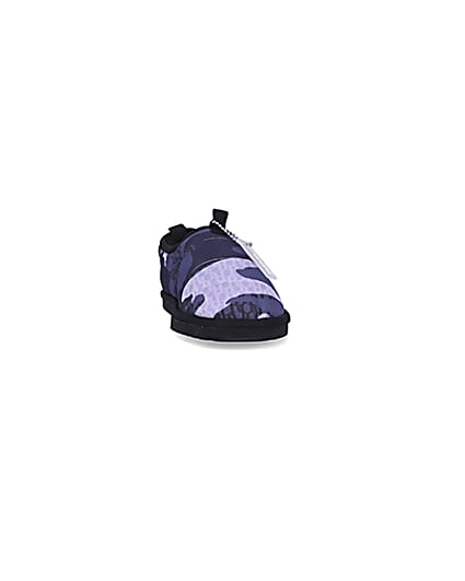 360 degree animation of product Boys black RI camo print puffer slippers frame-20