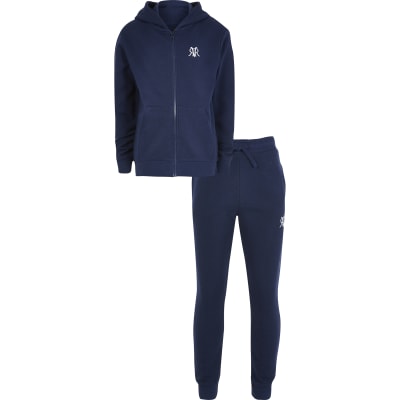 navy joggers outfit