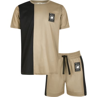 tan t shirt outfit