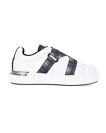 360 degree animation of product Boys White check strap trainers frame-15