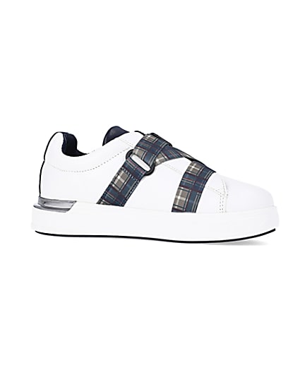 360 degree animation of product Boys White check strap trainers frame-16