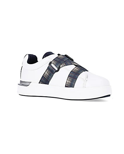 360 degree animation of product Boys White check strap trainers frame-17