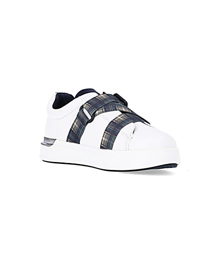 360 degree animation of product Boys White check strap trainers frame-18