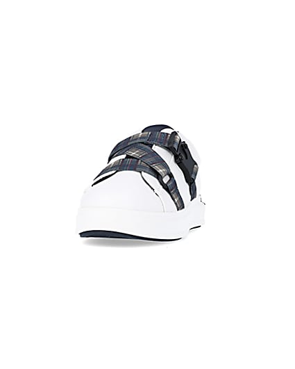 360 degree animation of product Boys White check strap trainers frame-22