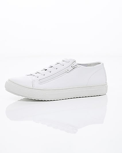 360 degree animation of product Boys white lace-up zip trainers frame-23