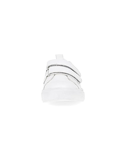 360 degree animation of product Boys white RI embossed monogram trainers frame-21