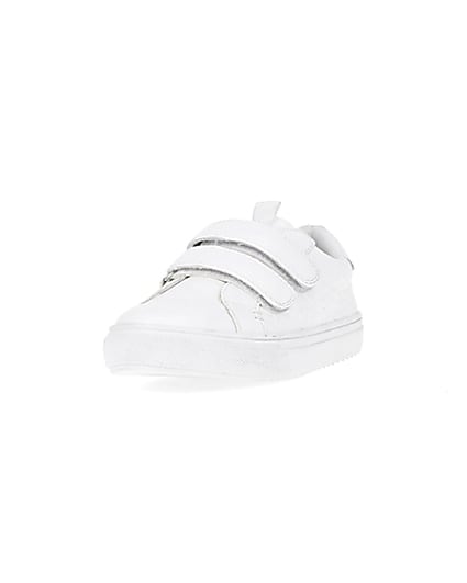 360 degree animation of product Boys white RI embossed monogram trainers frame-23