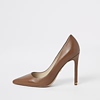 Brown plush leather court shoes