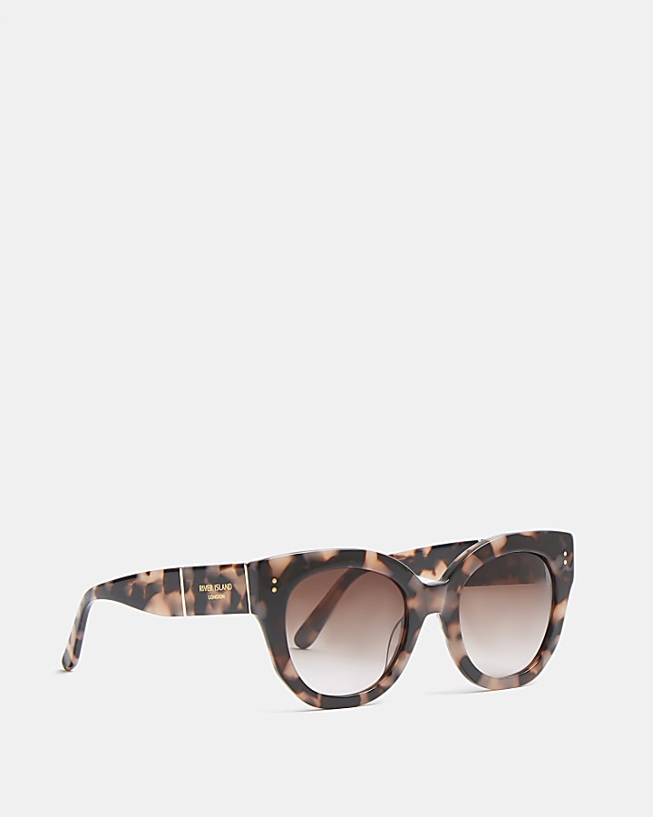 Brown tortoiseshell oversized sunglasses