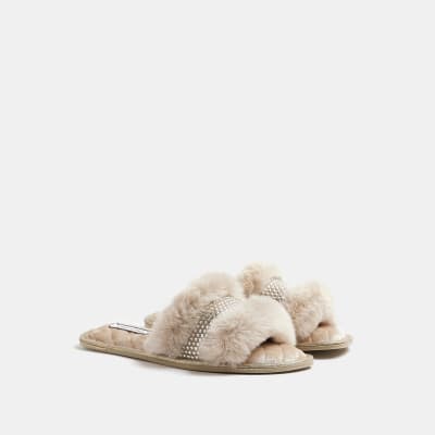 Cream faux fur slipper and bag set River Island