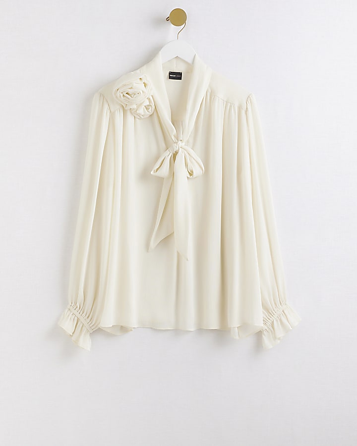 Cream long sleeve corsage blouse