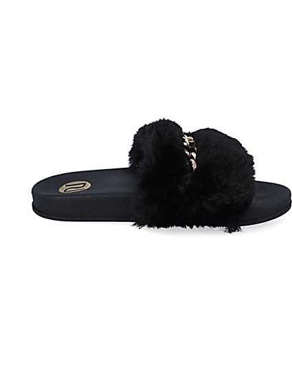 360 degree animation of product Girls black chain faux fur sliders frame-15
