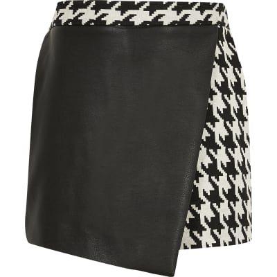 Girls black faux leather dogtooth skort