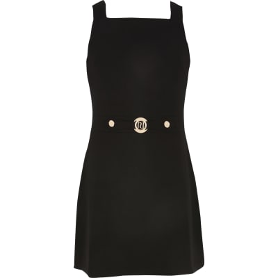 black pinafore dress outfit