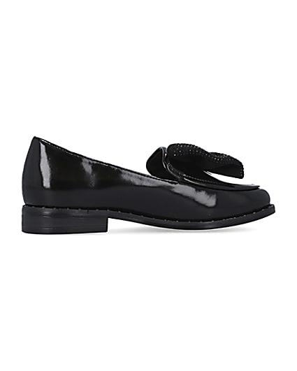 360 degree animation of product Girls black PU diamante bow loafers frame-14