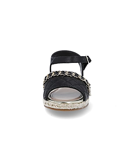 360 degree animation of product Girls black quilted chain sandals frame-21