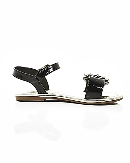 360 degree animation of product Girls black RI buckle sandals frame-9