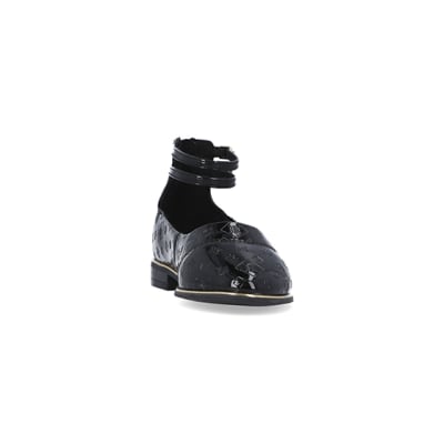 360 degree animation of product Girls black RI monogram strappy ballet shoes frame-20