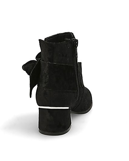 360 degree animation of product Girls black velvet bow heel boots frame-10