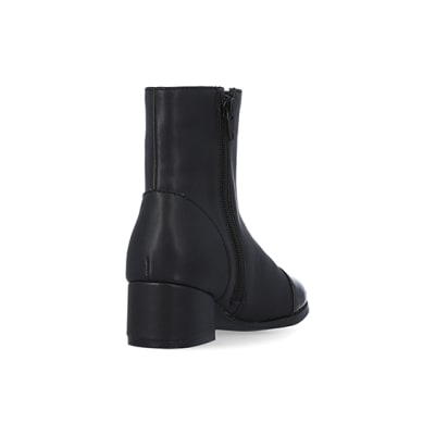 360 degree animation of product Girls Black Zip Detail Heel Boots frame-11