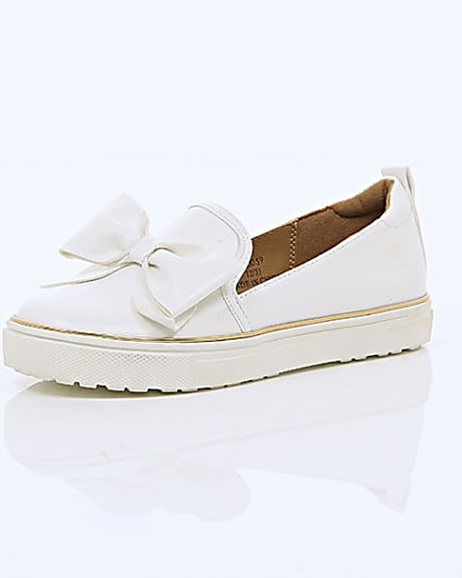360 degree animation of product Girls white bow plimsolls frame-0