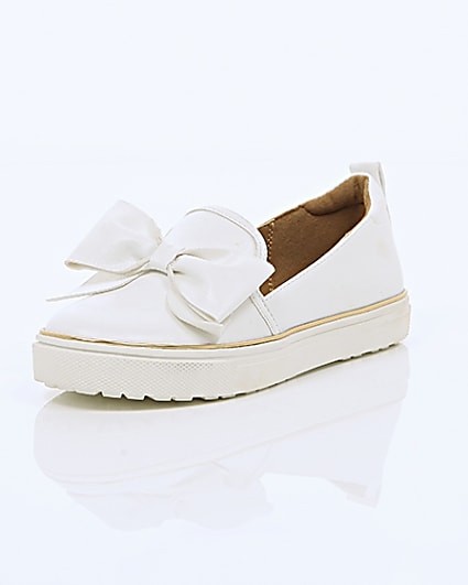 360 degree animation of product Girls white bow plimsolls frame-1