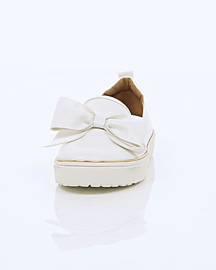 360 degree animation of product Girls white bow plimsolls frame-3