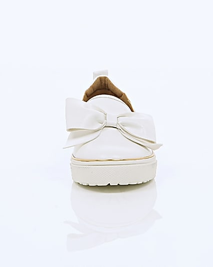 360 degree animation of product Girls white bow plimsolls frame-4