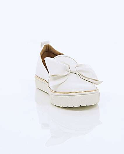 360 degree animation of product Girls white bow plimsolls frame-5